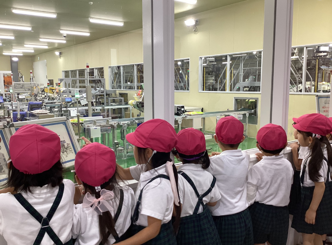 ガラス越しに見る工場内