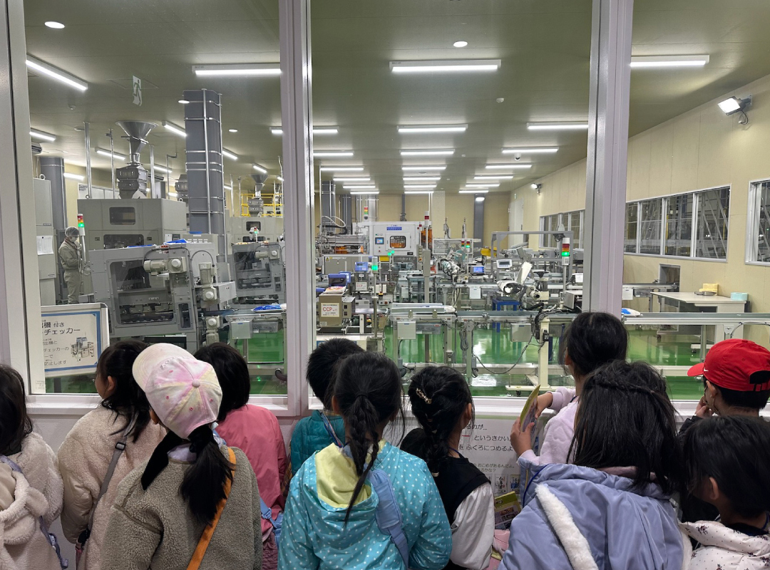 ガラス越しに見る工場内