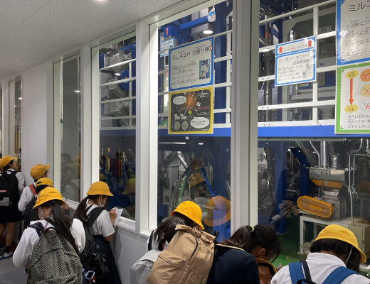 ガラス越しに見る工場内